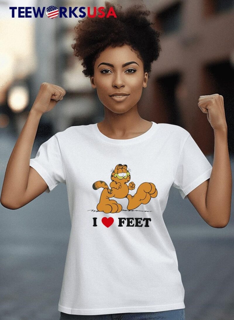 The Garfield Movie I love feet funny women-t-shirt